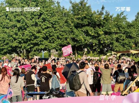 “我愛了15年的人離我只差20排”